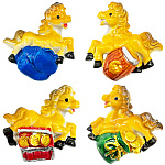 Символ года " KWELT " магнит Жеребенок с монетами, 3,5*3,5см, 4 дизайна (без возможности выбора дизайна), полистоун, пакет